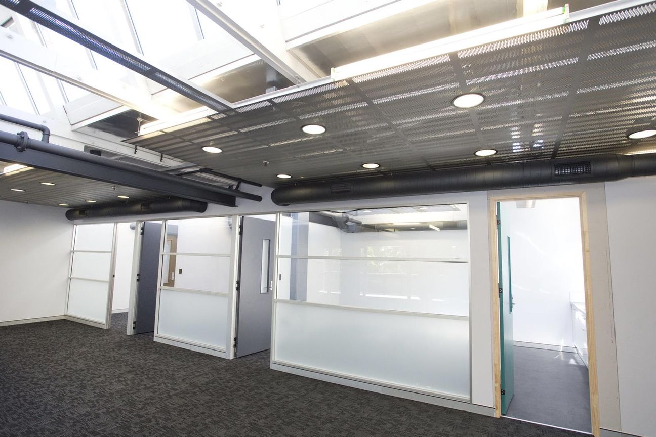 Light filled office with balcony bonus! - Widok 2