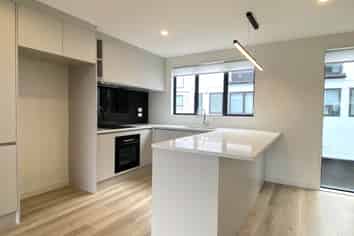 14/12 Onewa Road, Northcote