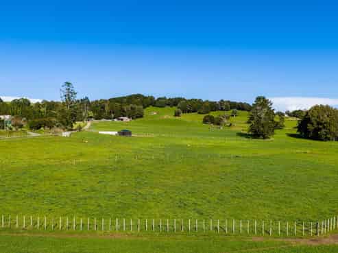 1327 State Highway 1, Hikurangi