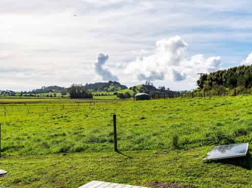 1327 State Highway 1, Hikurangi