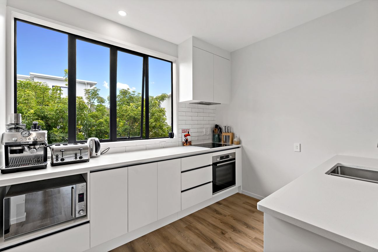 Spacious & Immaculate! - Vista 2