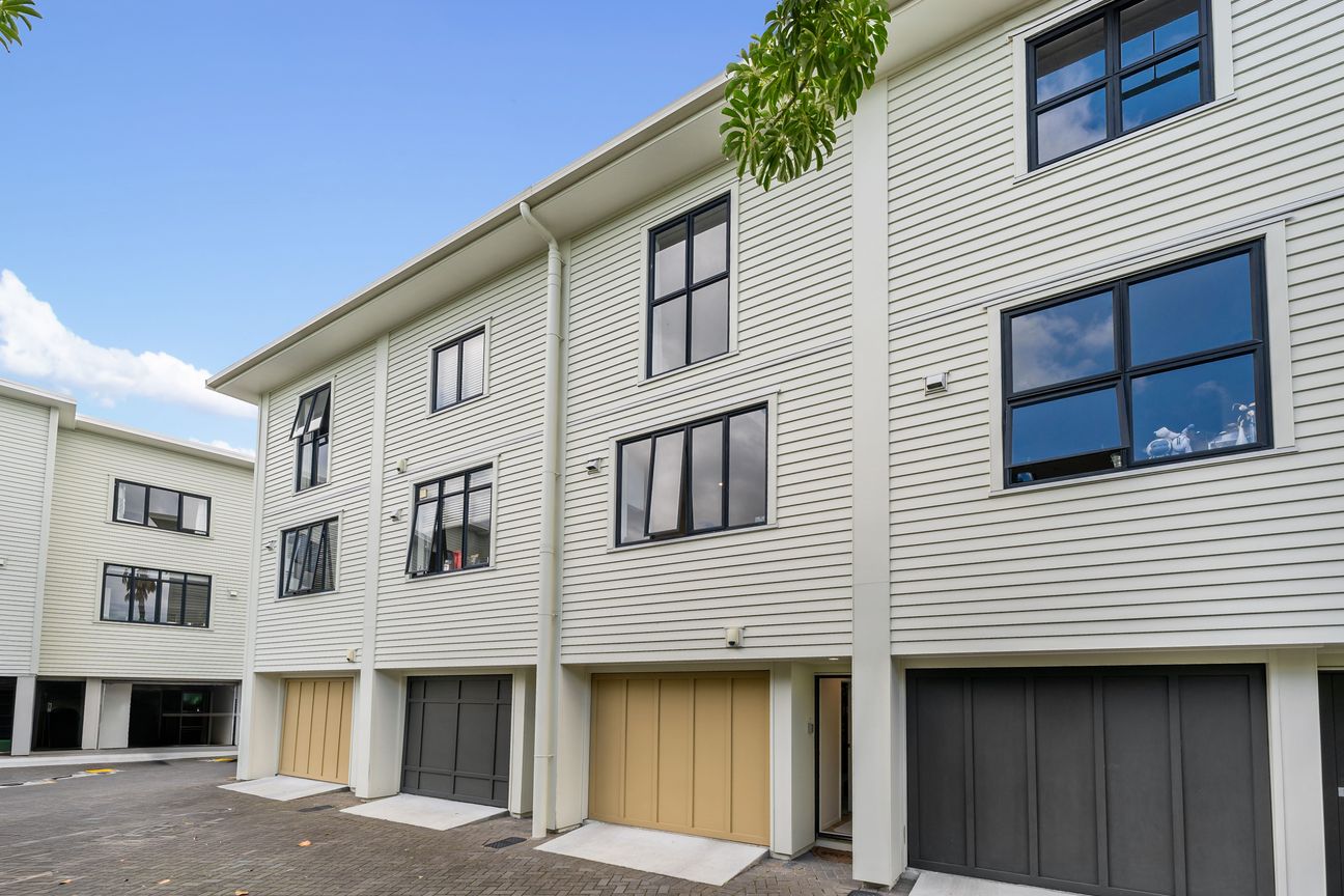 Spacious & Immaculate! - Vista 3