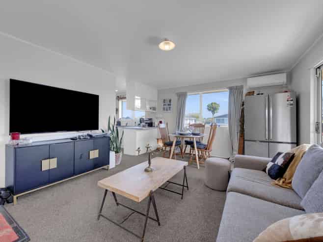 8 Leslie Place, Deanwell