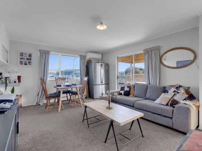 8 Leslie Place, Deanwell