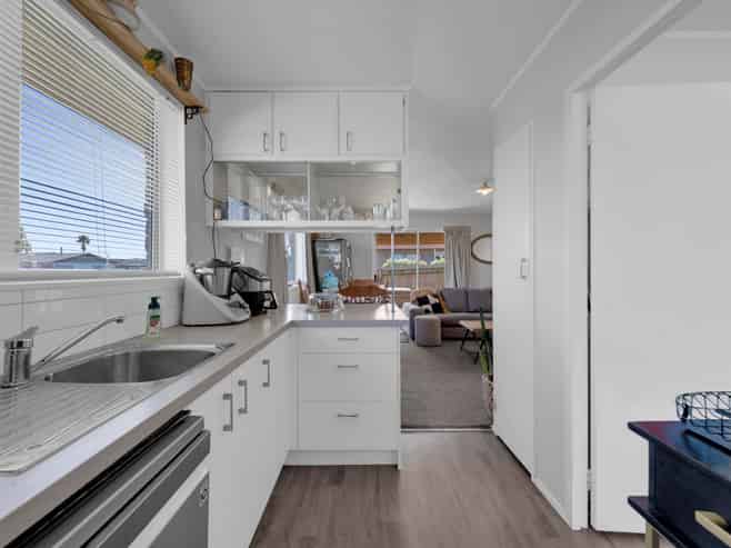 8 Leslie Place, Deanwell