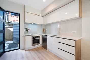 5/2A Mantra road, Massey