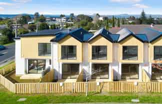 5/2A Mantra road, Massey