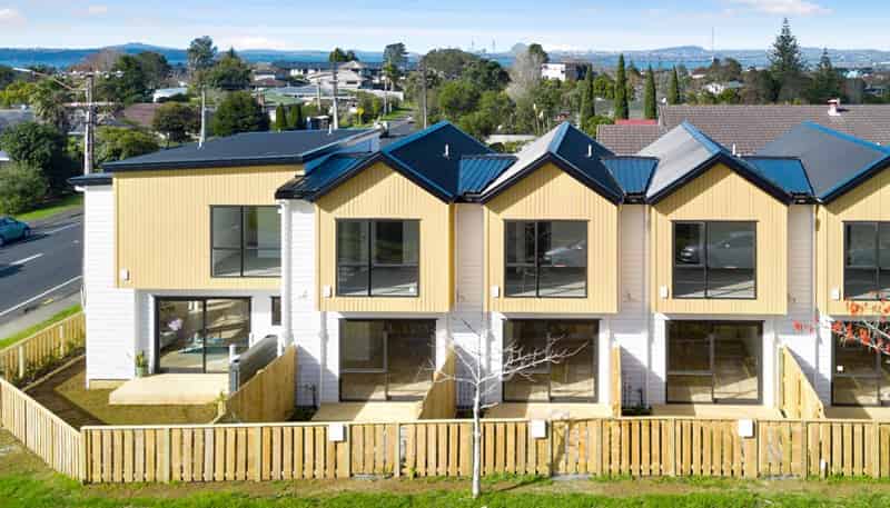 5/2A Mantra road, Massey