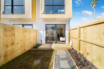 5/2A Mantra road, Massey