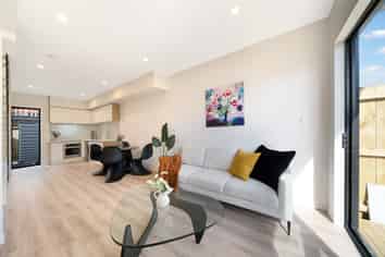 5/2A Mantra road, Massey