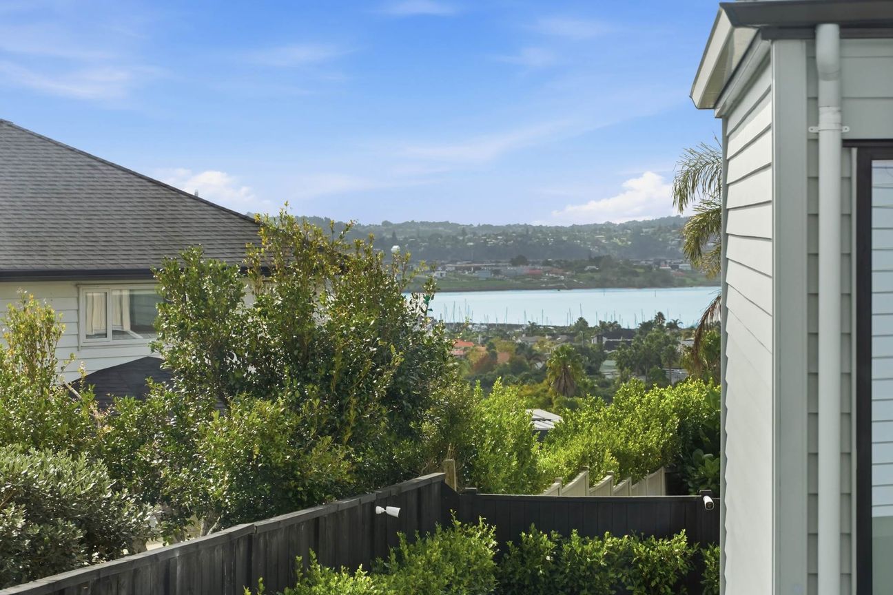 Spacious Family Living in Prime West Harbour - Ansicht 2