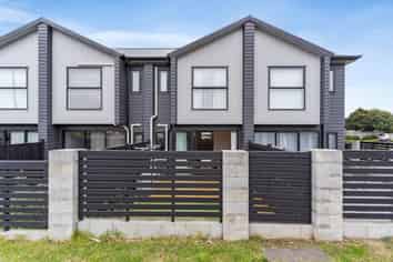 2/55 Great South Road, Papakura