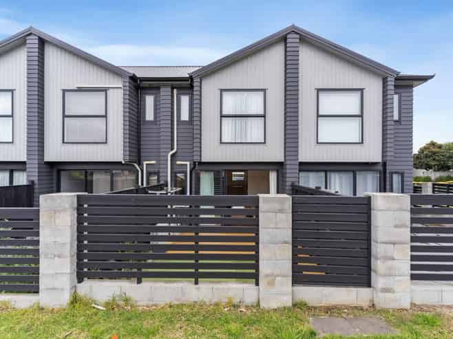 2/55 Great South Road, Papakura
