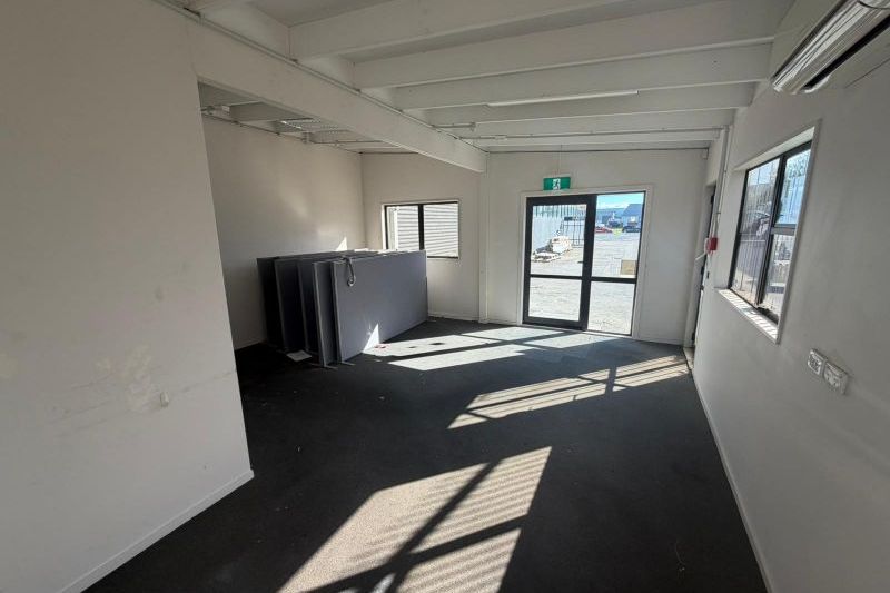 Container-Friendly Warehouse – Dual Roller Doors - Vista 6