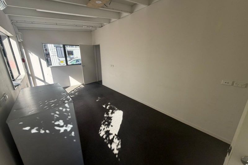 Container-Friendly Warehouse – Dual Roller Doors - Altro