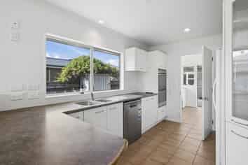 5 Adrian Grove , Waikanae Beach