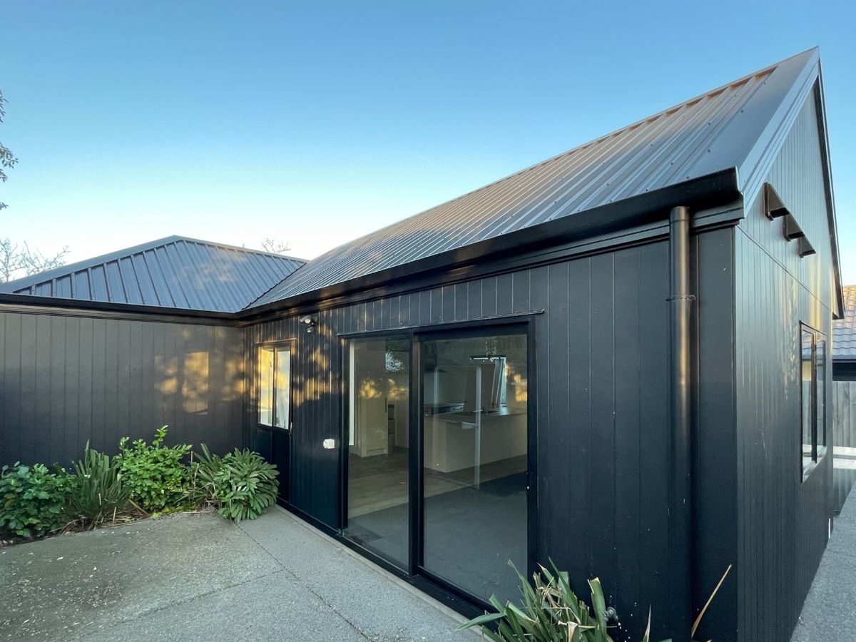 Stylish single storey townhouse with carpark!, Phillipstown