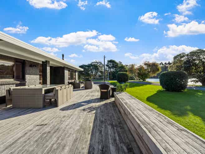 2 Dunbar Road, Point Wells