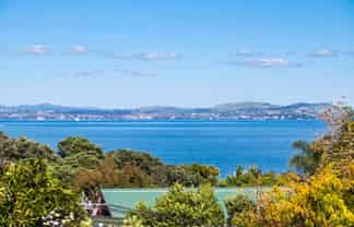 2/953 Beach Road, Torbay