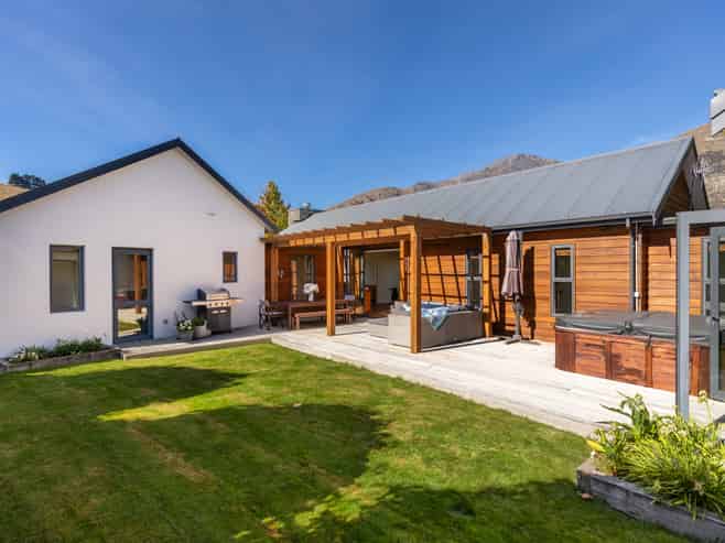 2 Bridesdale Drive, Lake Hayes Estate