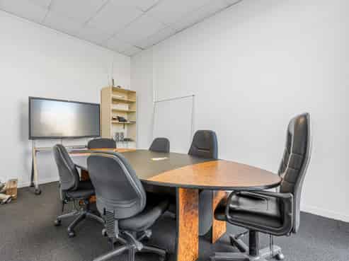 Central Office with 4 On-Site Carparks