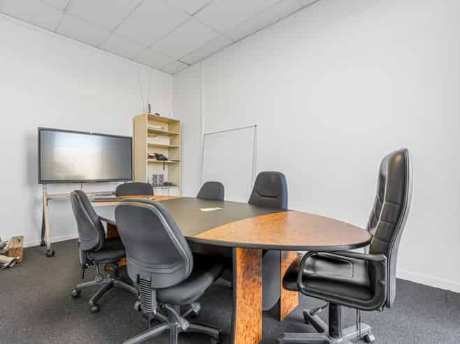 Central Office with 4 On-Site Carparks