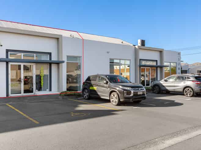 Central Office with 4 On-Site Carparks