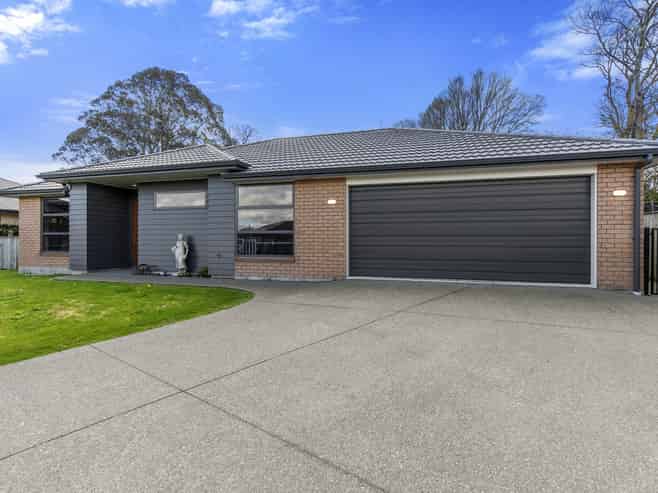 5 Angus Place, Carterton
