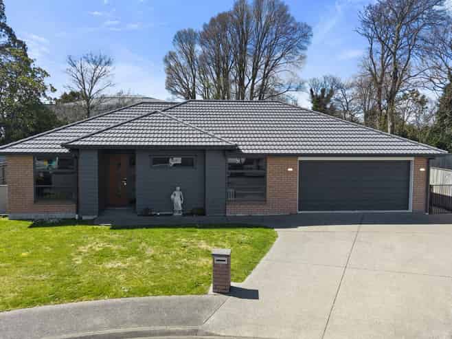 5 Angus Place, Carterton