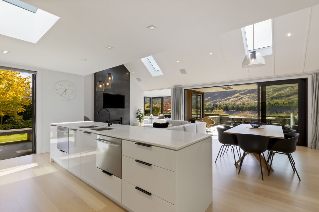 SINGLE LEVEL LIVING WITH ELEVATED VIEWS - Bild 5
