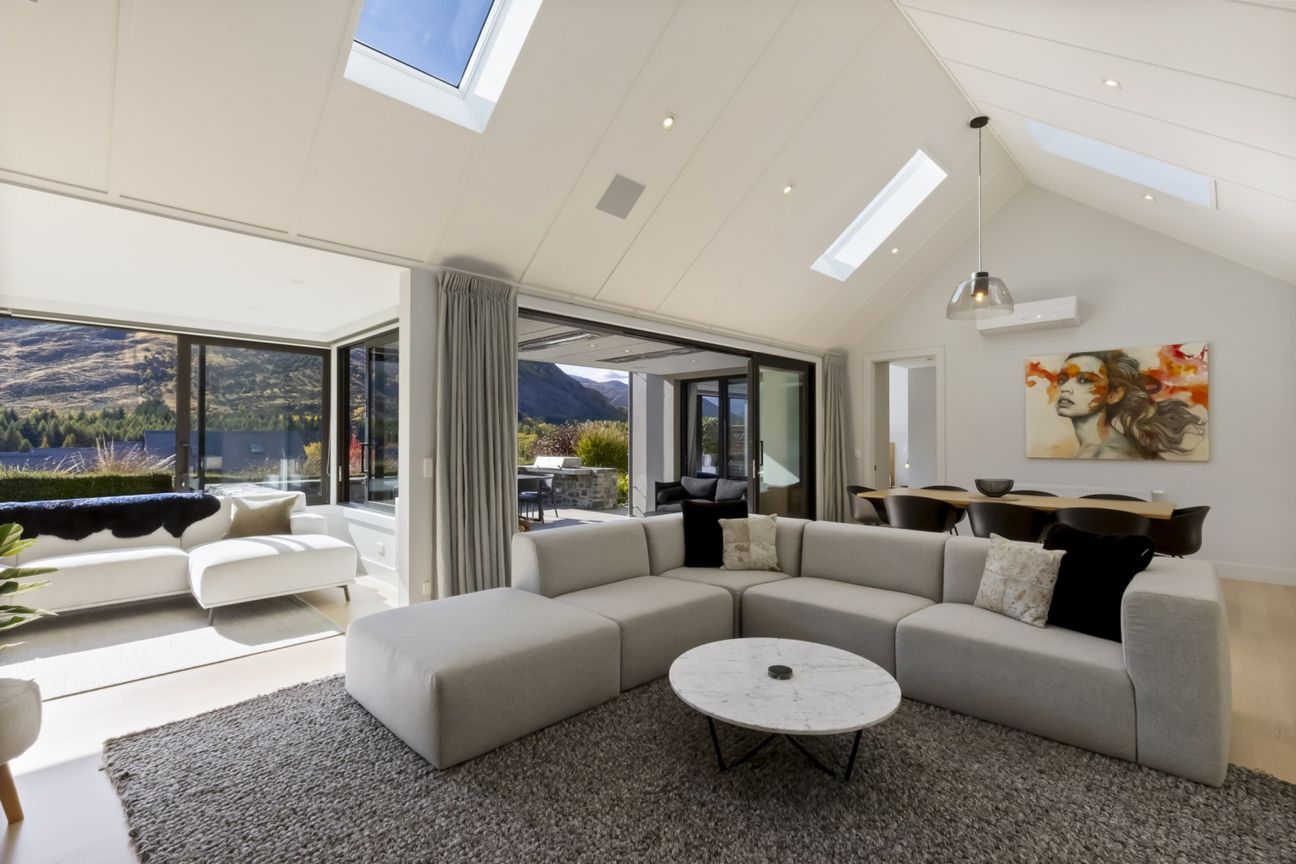SINGLE LEVEL LIVING WITH ELEVATED VIEWS - Bild 6