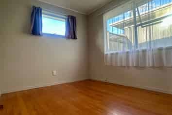 19 Helleur Road, Massey