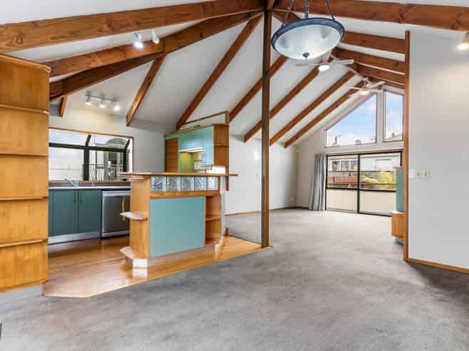 2/14 White Swan Road, Mount Roskill