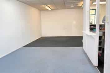 130M³ RETAIL/OFFICE FOR LEASE
