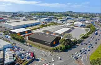 Area 5 - 17,884sqm site with multiple warehouse