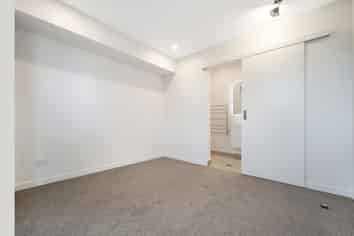 1/150 Royal Road, Massey