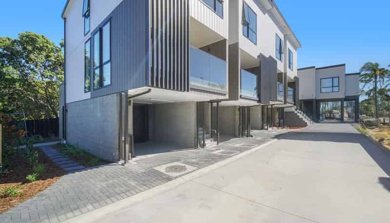 1/150 Royal Road, Massey