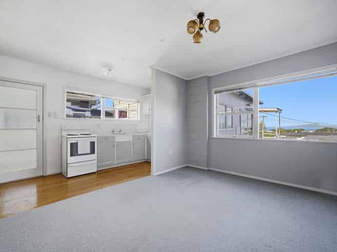 1/2 Rewi Street, Torbay
