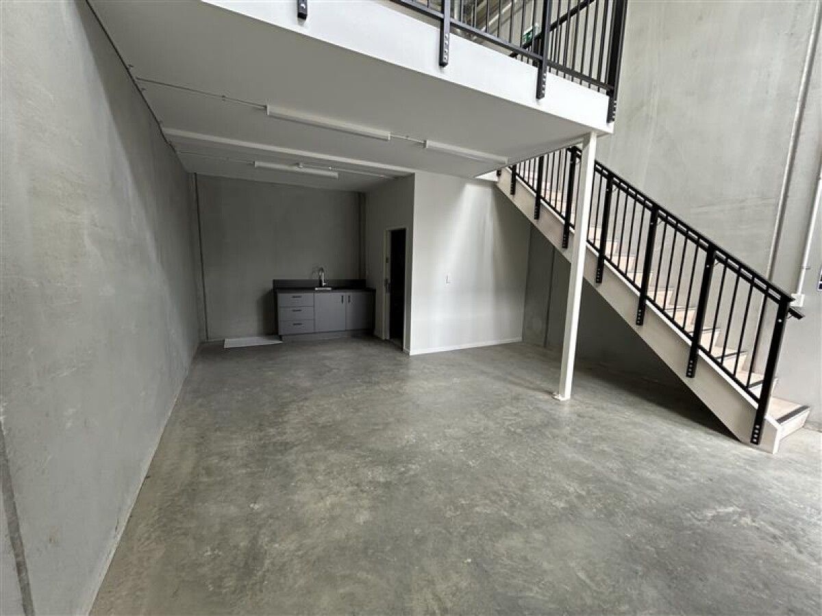 North-Facing Industrial Unit with Easy Access - Widok 2