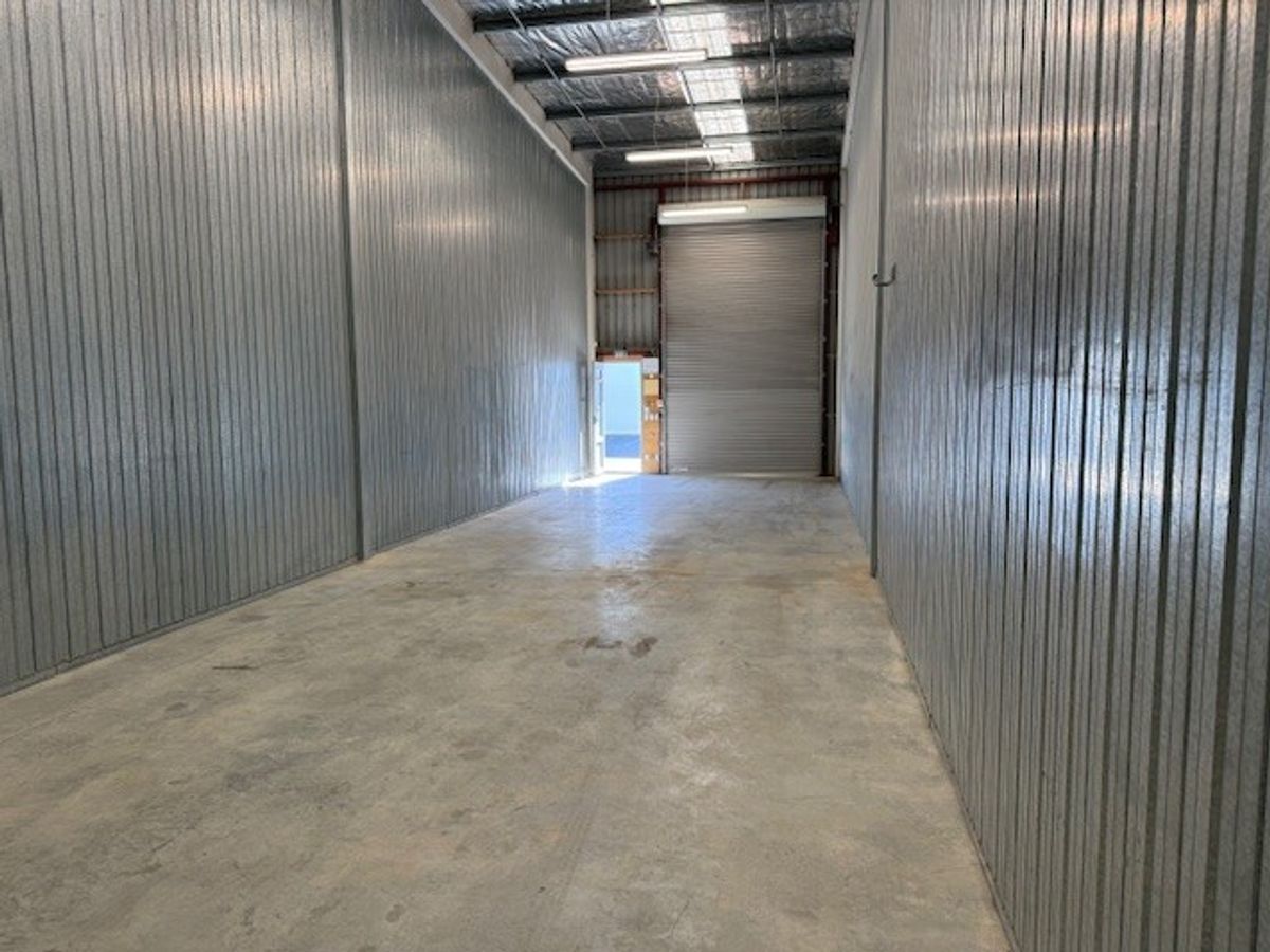 Available Now - Industrial Warehouse – pohled 4