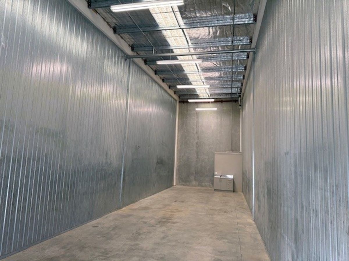 Available Now - Industrial Warehouse – pohled 2