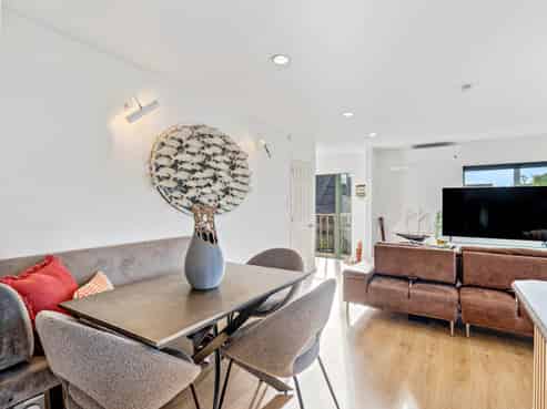 1/369 Whangaparaoa Road, Stanmore Bay