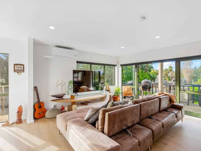 1/369 Whangaparaoa Road, Stanmore Bay