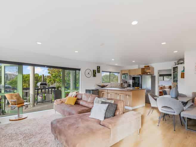 1/369 Whangaparaoa Road, Stanmore Bay