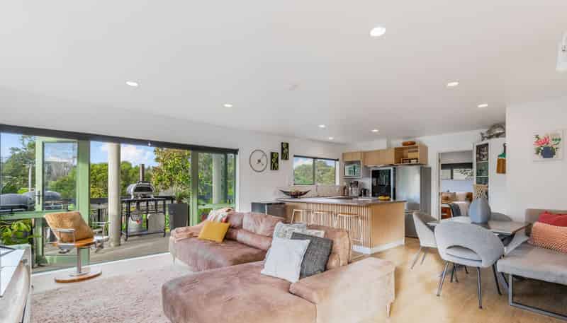 1/369 Whangaparaoa Road, Stanmore Bay
