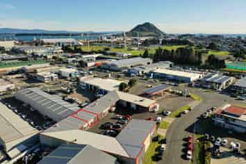Very tidy central Mount industrial unit