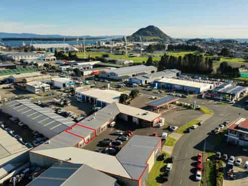 Very tidy central Mount industrial unit