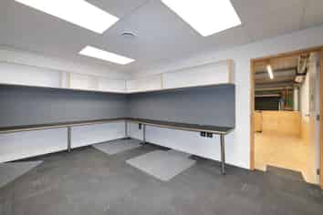 Very tidy central Mount industrial unit
