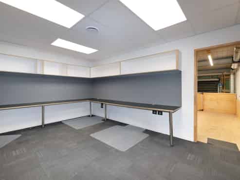 Very tidy central Mount industrial unit