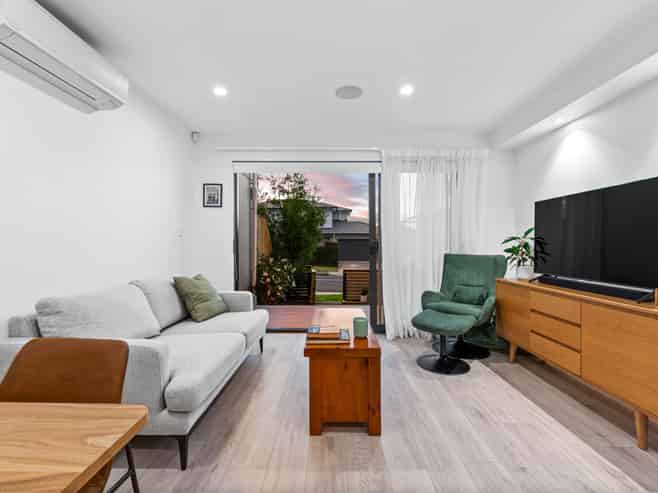 5/1a Royal View Road, Te Atatu South